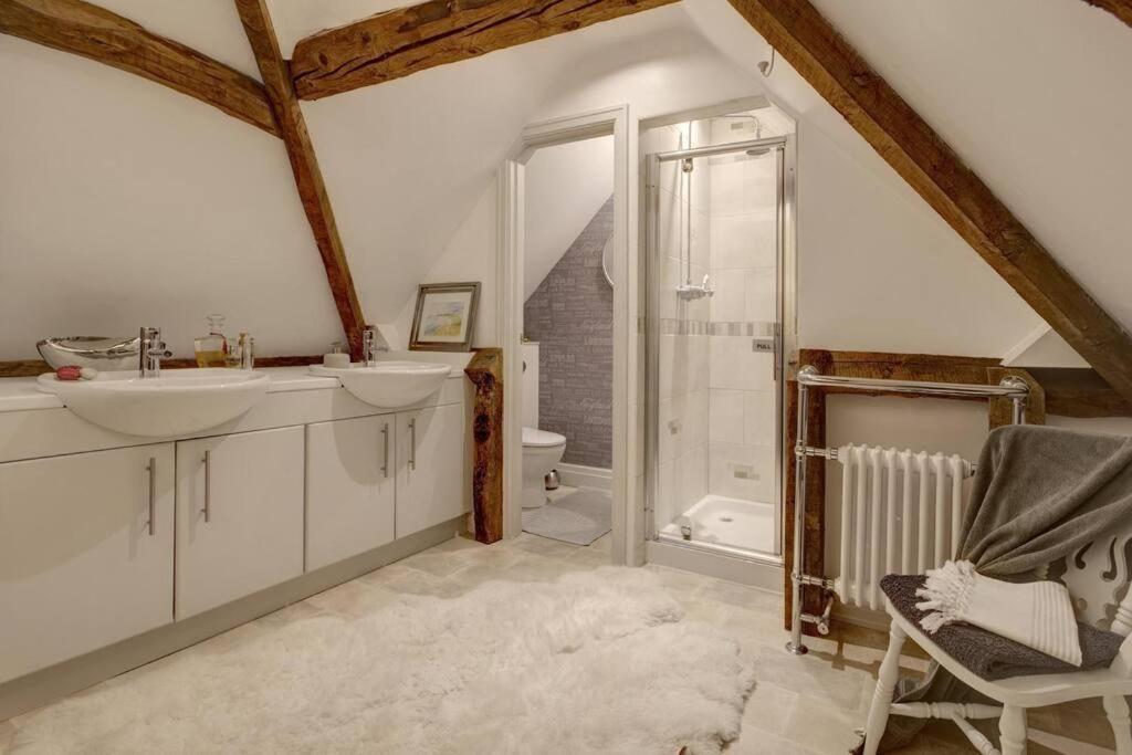 Historic Cotswold Chic Style For Uk Staycation 水上伯顿 外观 照片