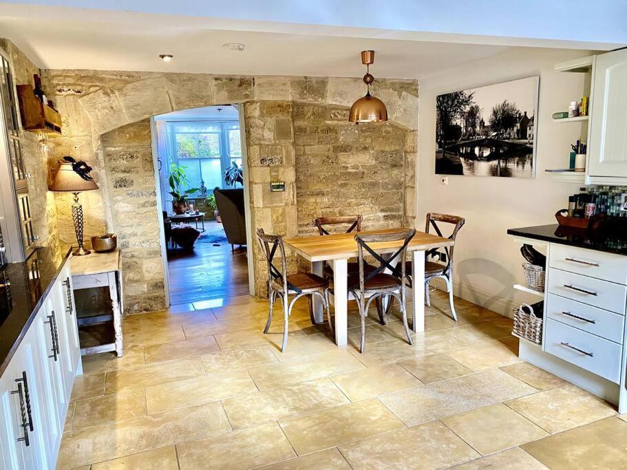 Historic Cotswold Chic Style For Uk Staycation 水上伯顿 外观 照片