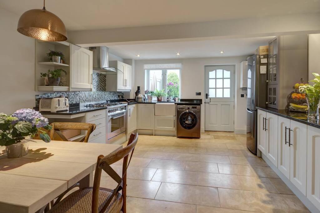 Historic Cotswold Chic Style For Uk Staycation 水上伯顿 外观 照片